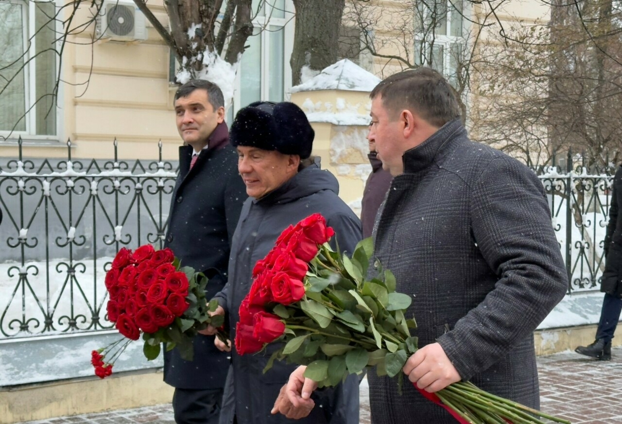 Мәскәүдә Миңнеханов Covid-19 пандемиясендә һәлак булган табиблар һәйкәленә чәчәкләр салды