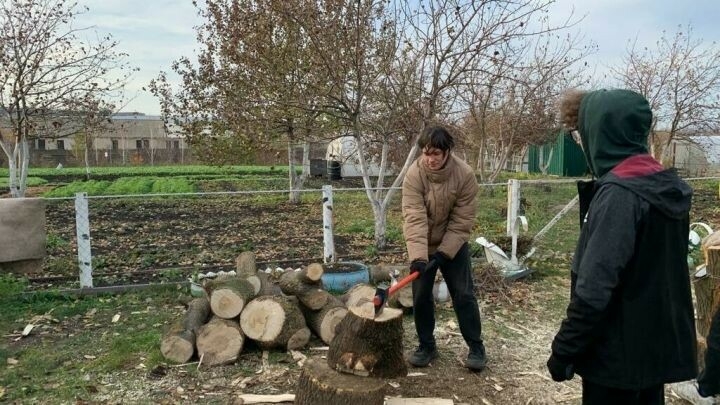 Әлмәт волонтерлары хәрбиләрнең гаиләләренә утын ярып биргән