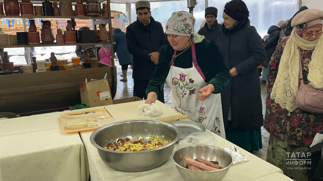 «Каз өмәсе» ярминкәсендә бәлеш һәм каз тутыру буенча остаханә күрсәттеләр