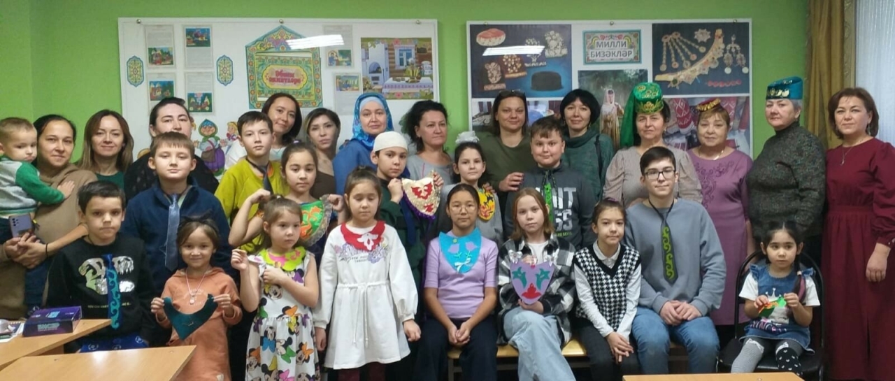 Сургут татарлары кызларны изү, егетләрне милли бизәкле галстук ясарга өйрәткән