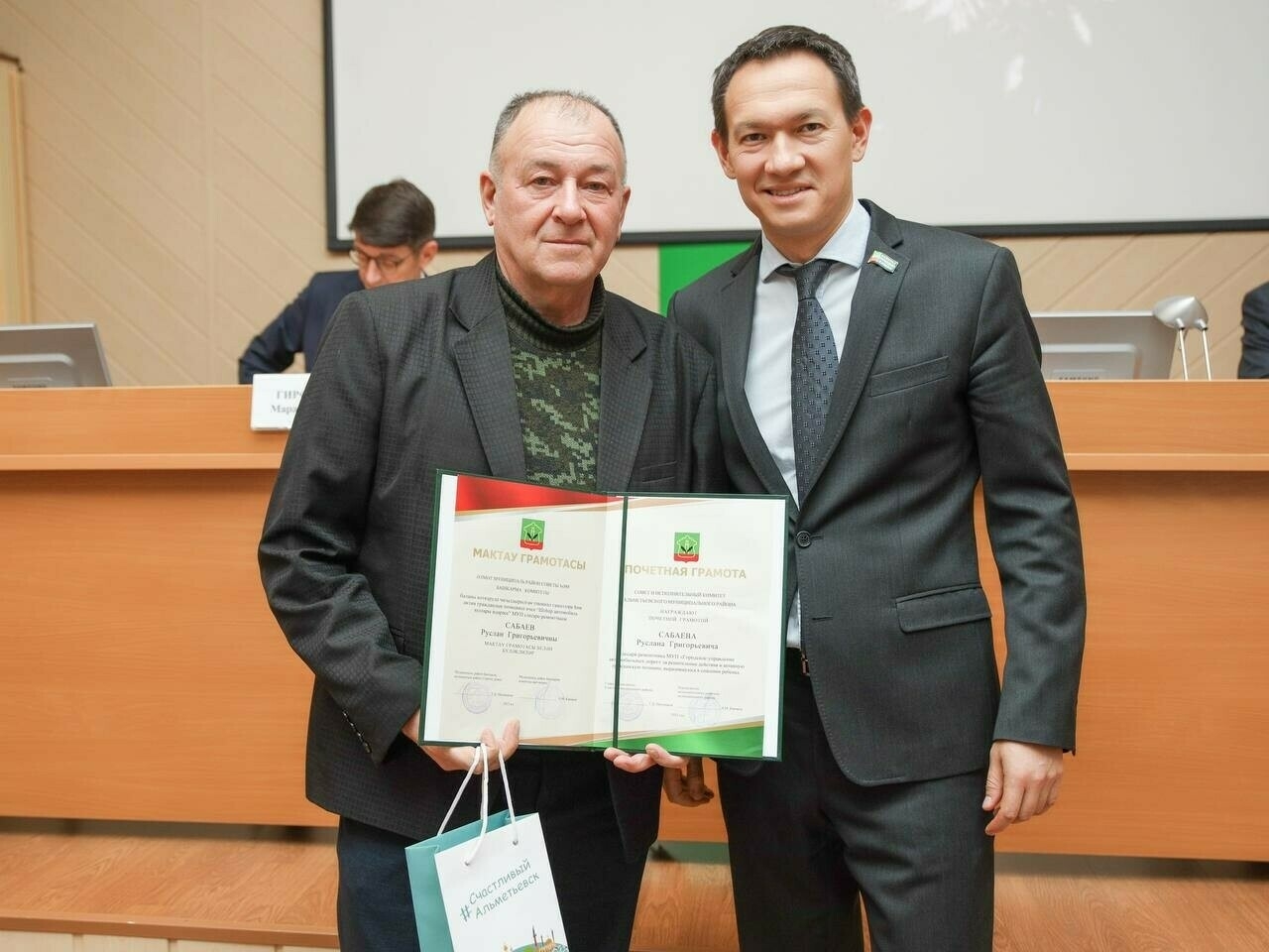 Әлмәт мэры күлдә боз астына төшеп киткән баланы коткарган Руслан Сабаевны бүләкләде