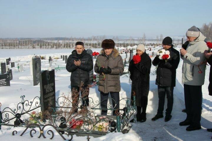 Азнакай районы җитәкчеләре Расих Шәкүровны искә алды