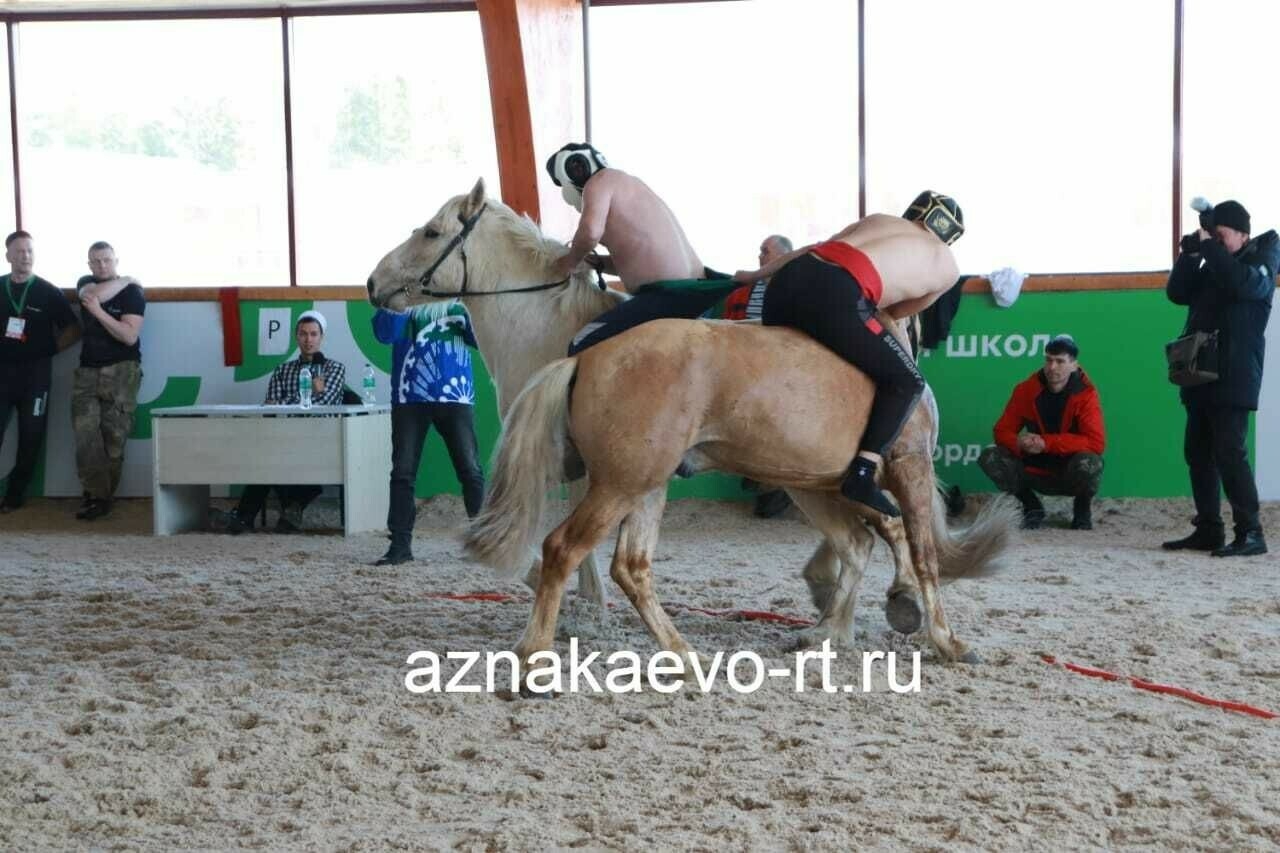 Азнакайда ат өстендә көрәш ярышлары булды