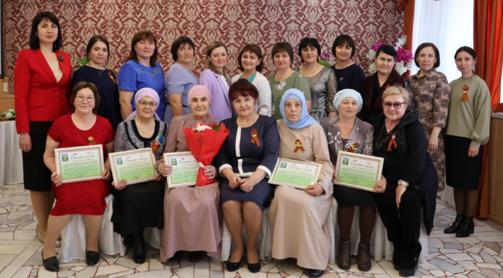 Актаныш районының хезмәт укытучылары һәм лаеклы ялдагылар түгәрәк өстәл янында очрашты