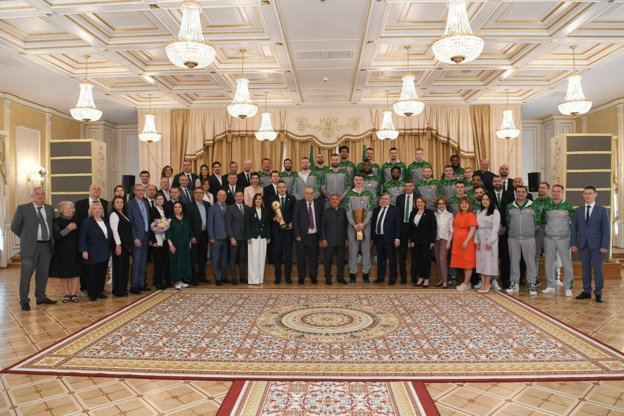 Рөстәм Миңнеханов УНИКС командасын чемпион булуы белән котлады