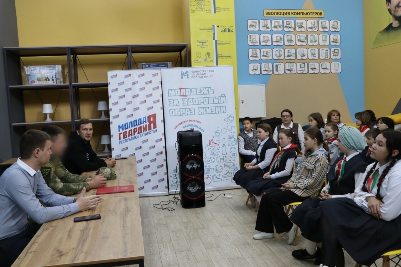 Апаста волонтерлар кыска вакытлы ялга кайткан хәрби белән очрашты