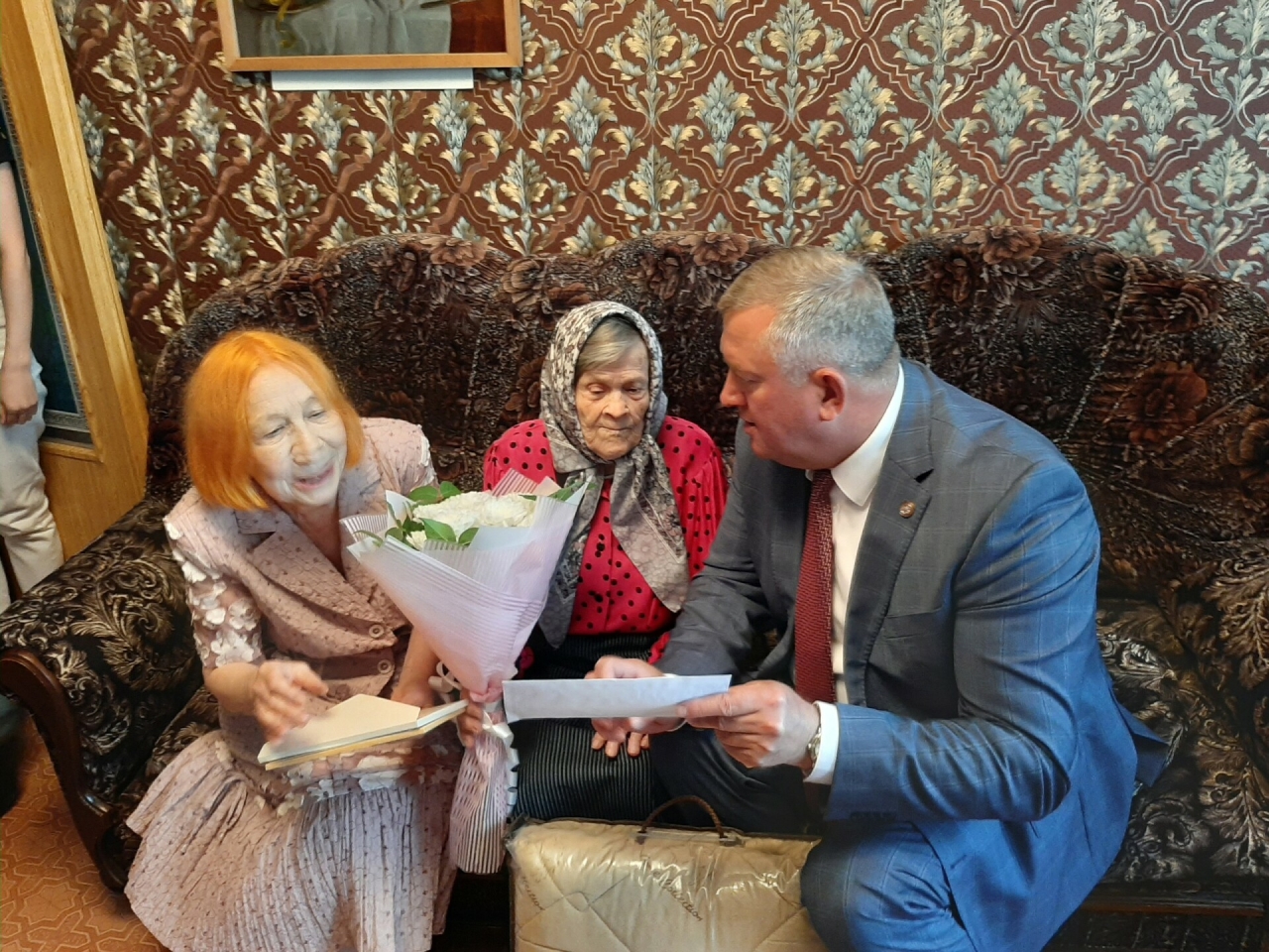 Зәйдә медицина хезмәткәре Мария Новокупованы 100 яшьлек юбилее белән котладылар