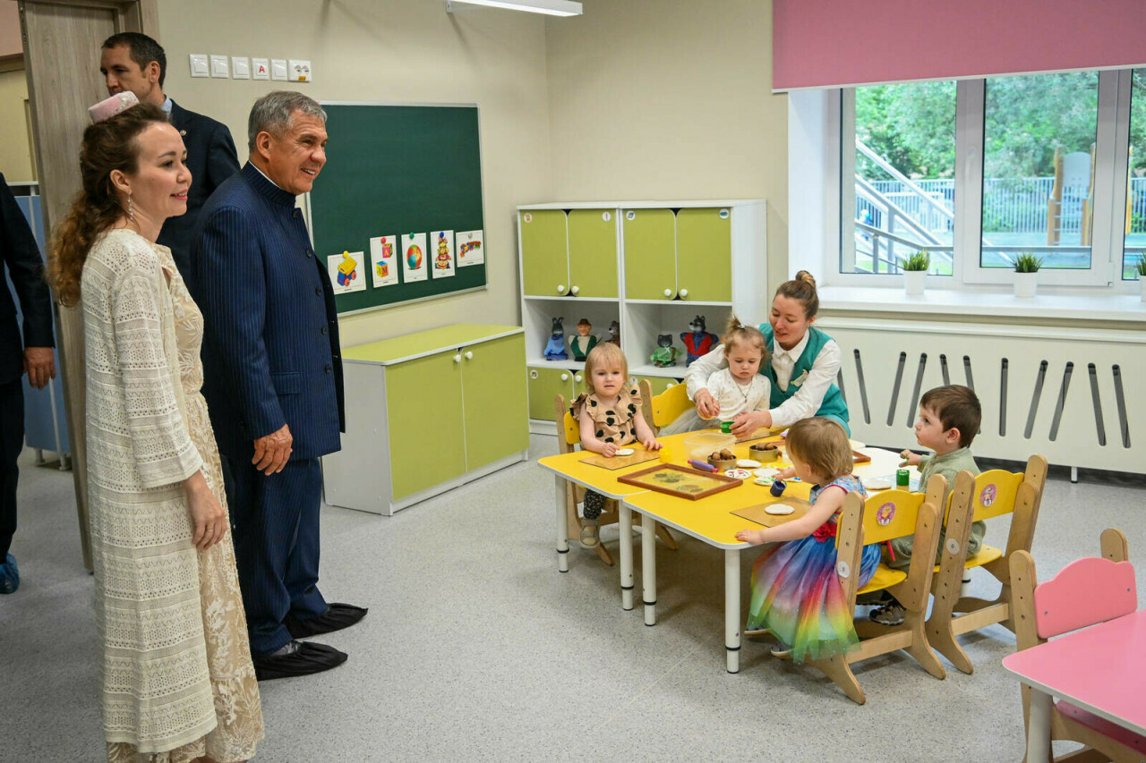 Рөстәм Миңнеханов Казанның Мәскәү районындагы балалар бакчасын һәм китапханәне карады