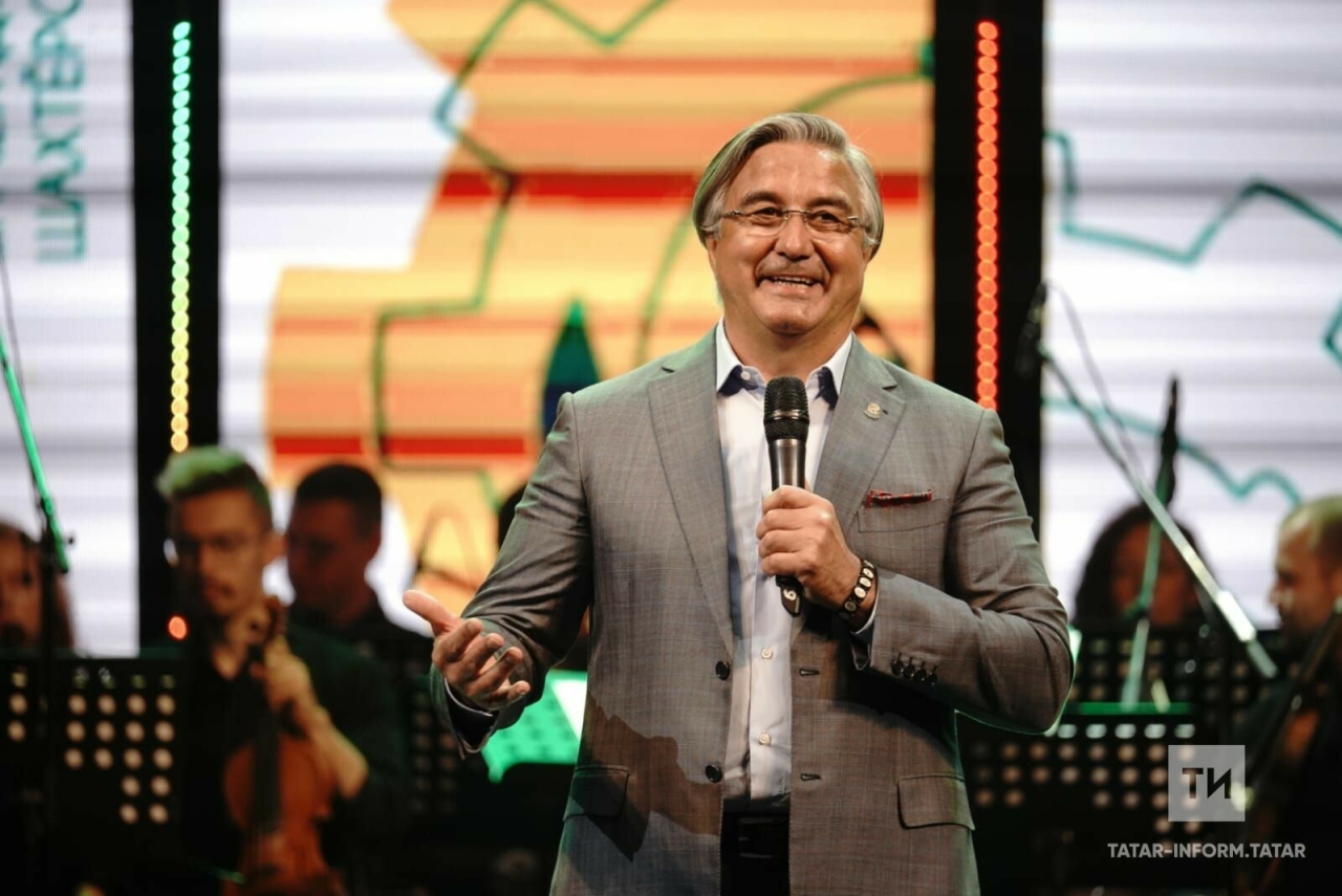 Васил Шәйхразиев Кемерово филармониясе залындагы халыкка «Күбәләгем» җырын җырлатты