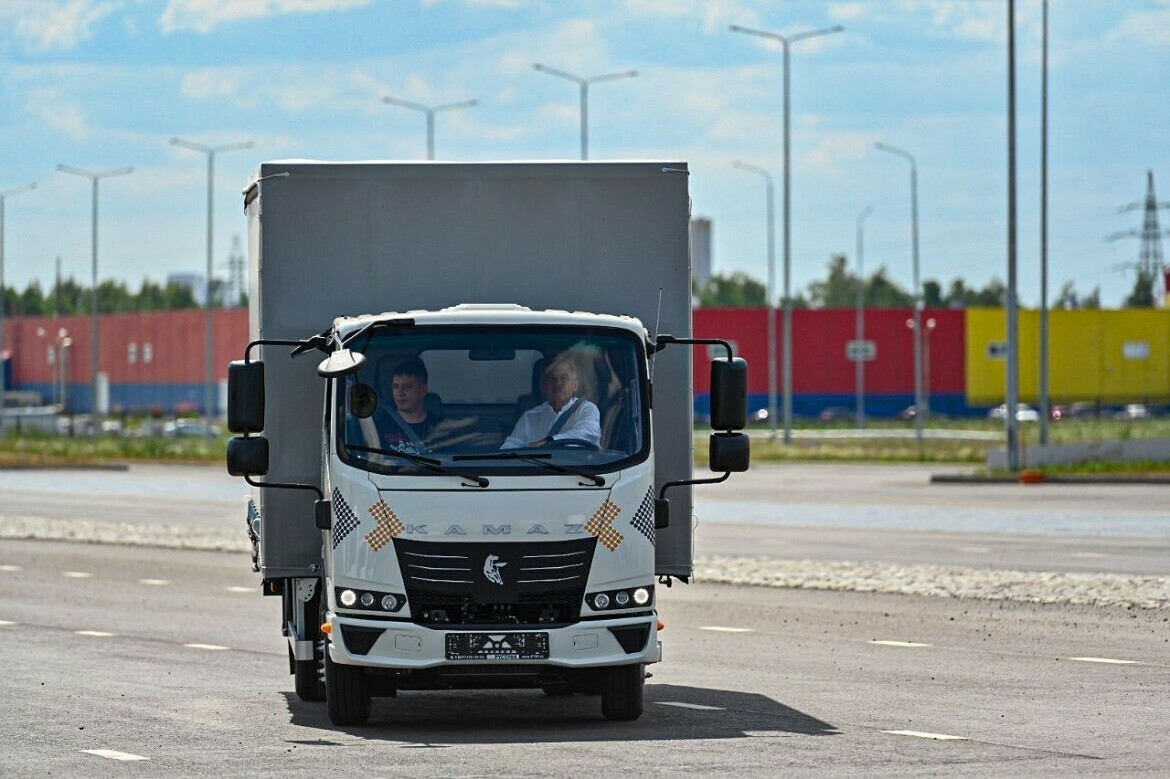 Рөстәм Миңнеханов КАМАЗның кечерәйтелгән күчермәсендә тест-драйв оештырды