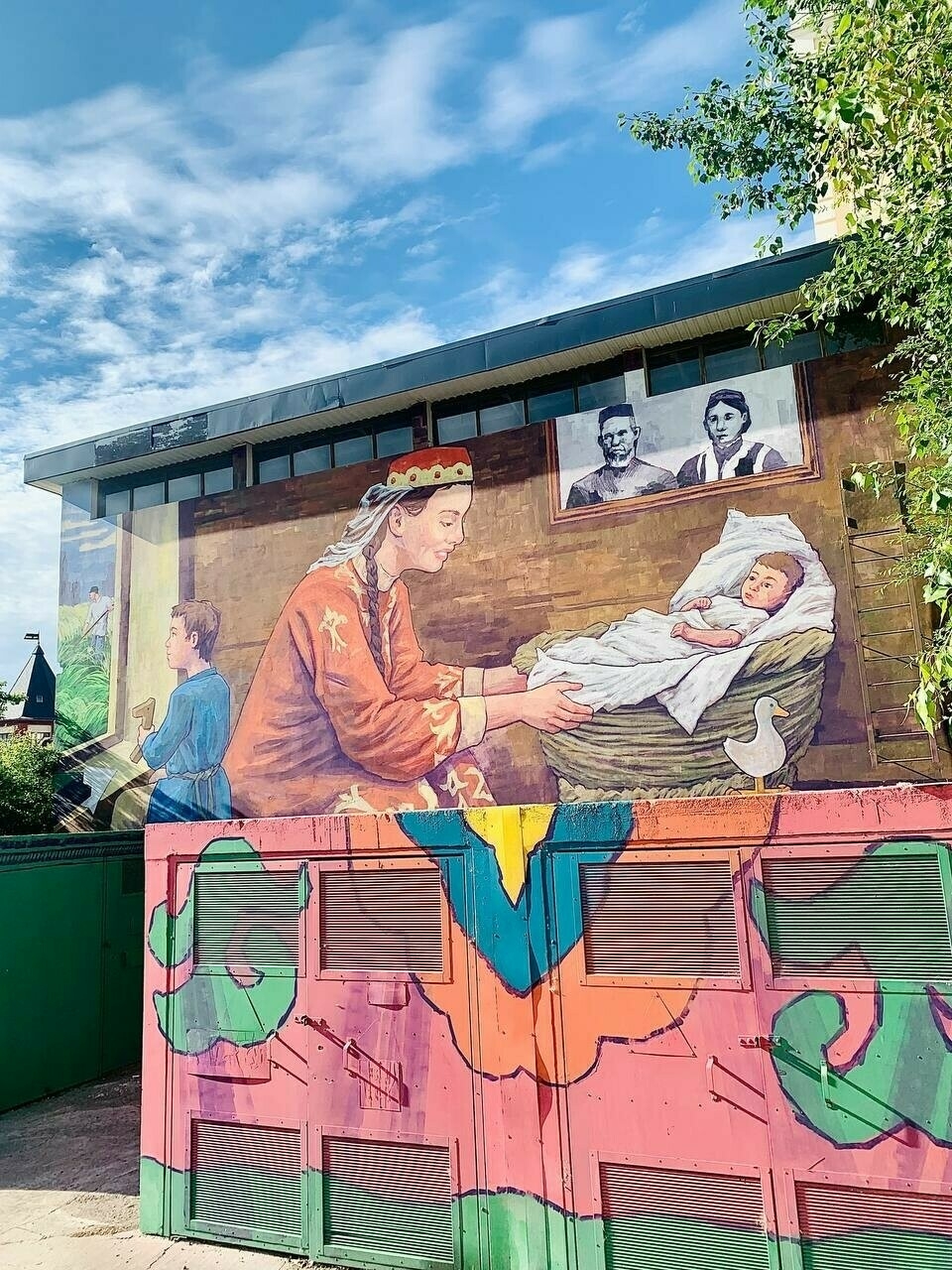 Казанның Карл Маркс урамындагы бер бинасына татар гаиләсе рәсеме ясалды