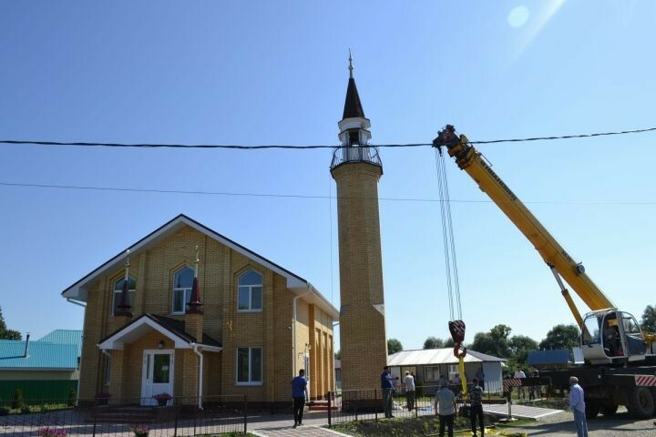 Минзәлә районының Аю авылы мәчете манарасына ай куелды