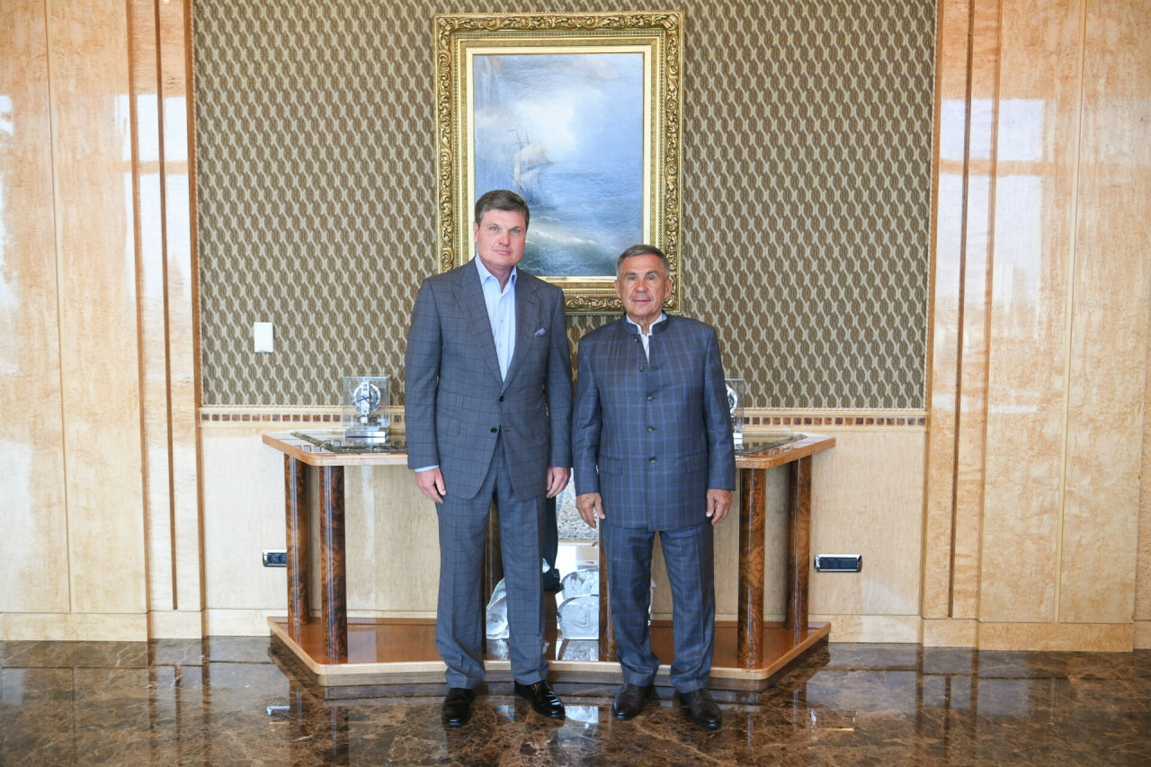 Рөстәм Миңнеханов белән Сергей Седых Әлмәт торба заводын үстерү турында фикер алышты