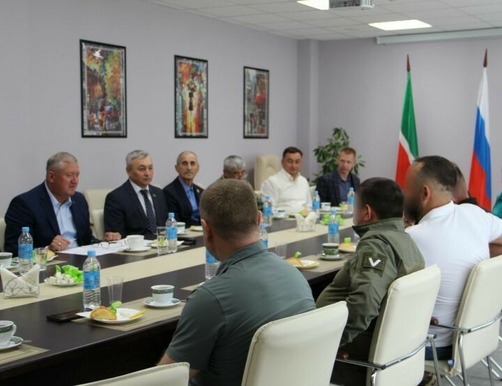 Зәй районы башлыгы махсус хәрби операция зонасыннан ялга кайткан хәрбиләр белән очрашты