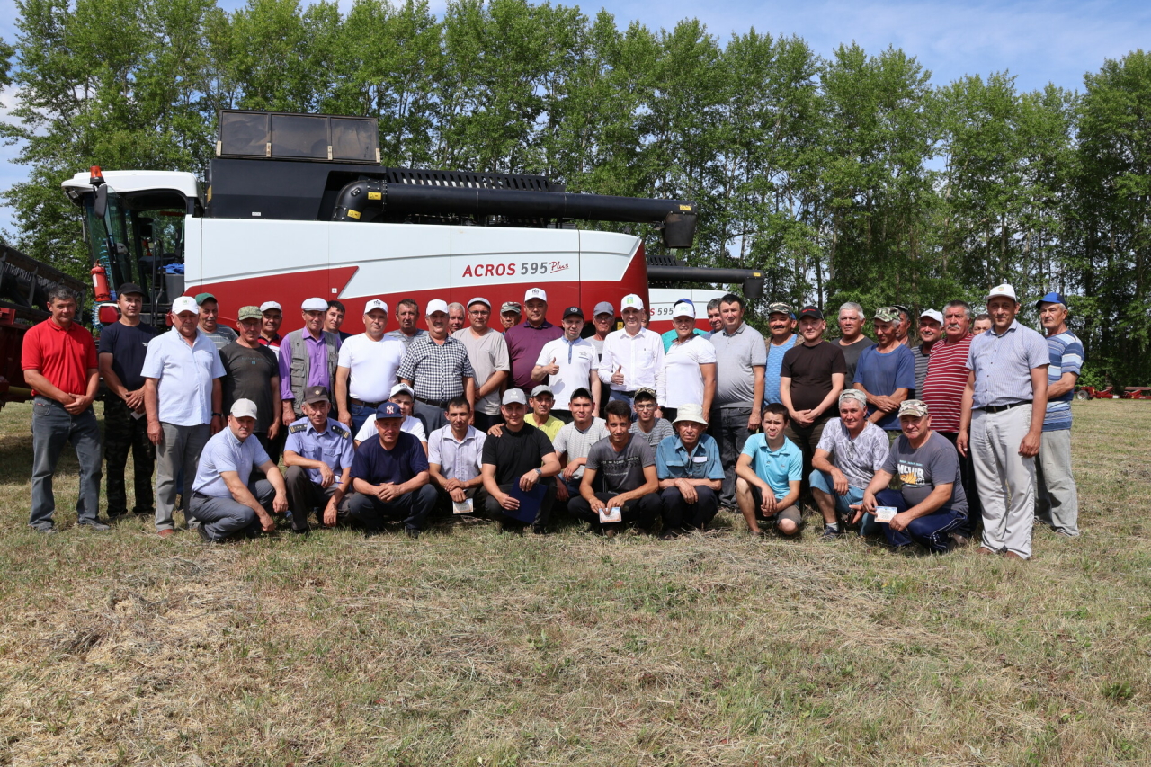 Актанышның 45 комбайнчысына район башлыгы махсус бүләк тапшырды