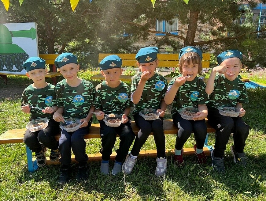 Түбән Кама мәктәпкәчә яшьтәге балалары үзләрен Ватанны саклаучылар ролендә  сынап карады