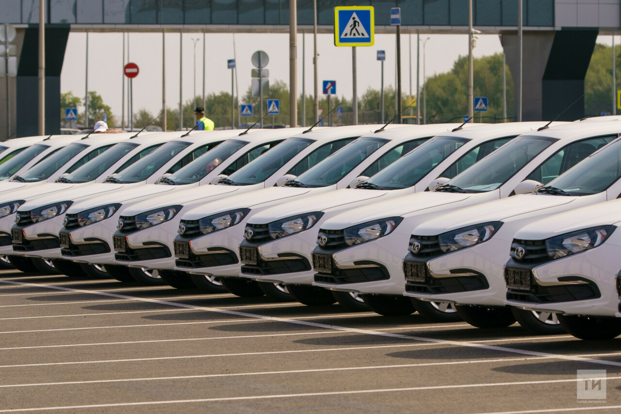 «Ведомости»: Россиядә автомобильләр җәен һәм көзен тагын 5-10 процентка кыйммәтләнәчәк