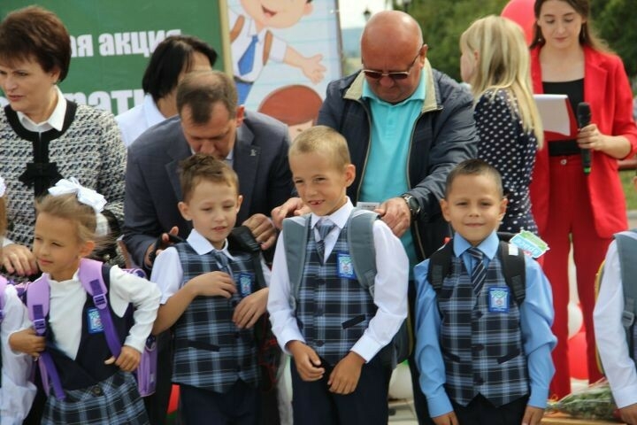 Зәйдә йөздән артык бала «Мәктәпкә җыенырга ярдәм ит» акциясе кысаларында портфельләр алды