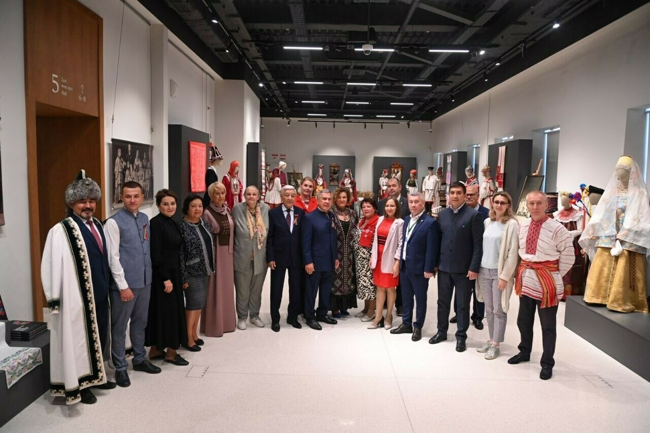 Миңнеханов Татарстан халыкларының милли киемнәрен җитештерүне җайга салырга тәкъдим итте