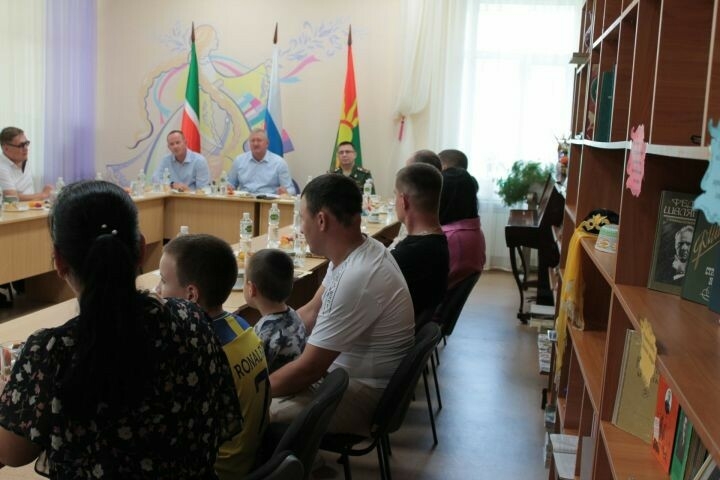 Зәй районы башлыгы махсус хәрби операция зонасыннан ялга кайтучылар белән очрашты