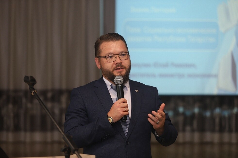 Юлай Миңнуллин Түбән Камада өлкән сыйныф укучылары өчен ачык дәрес үткәрде