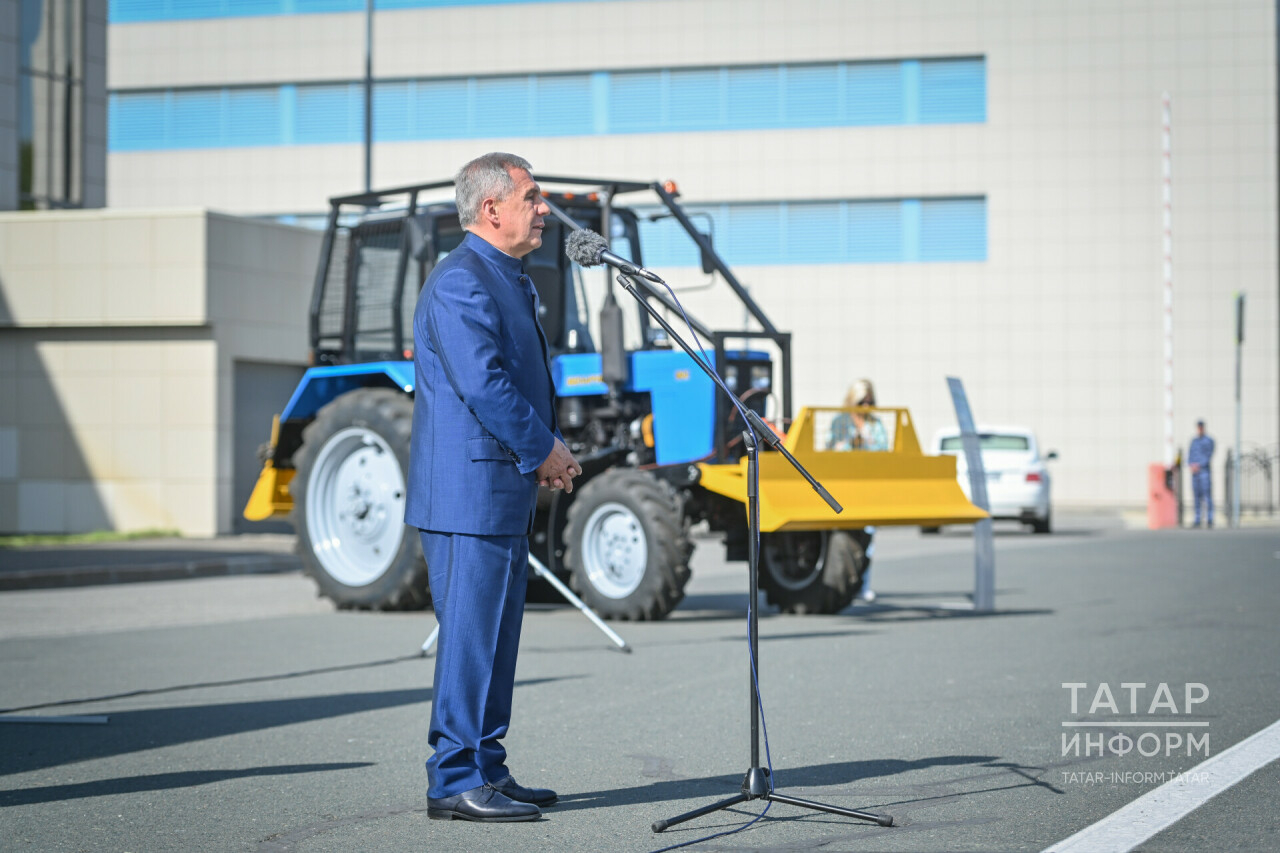 Миңнеханов Казанда урманчыларга урман әзерли торган яңа техника тапшырды