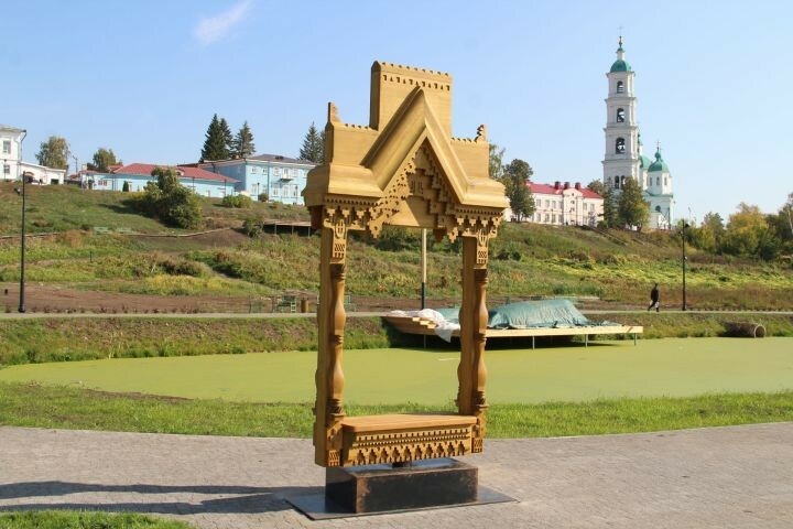 Алабуганың Шишкин буаларында борынгы агач рамка рәвешендә эшләнгән яңа фотозона куелды