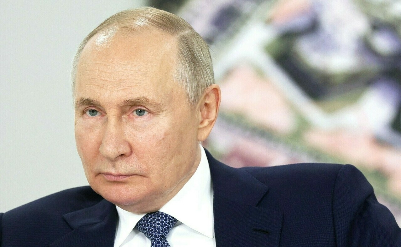 Путин армия берләшмәләренә җитәкчелек итүчеләрне Яңа ел белән котлады