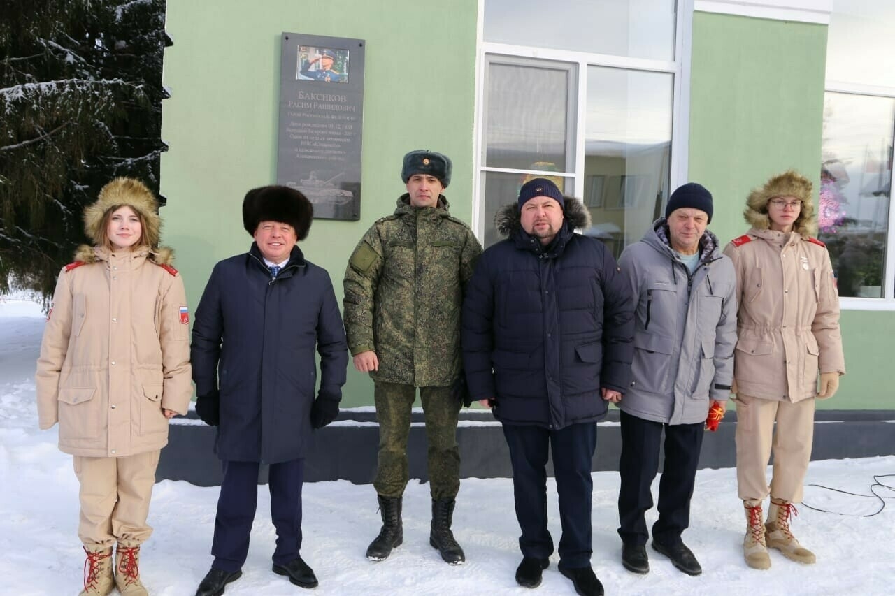 Россия Герое Рәсим Баксиков хөрмәтенә туган ягында мактау тактасы ачылды