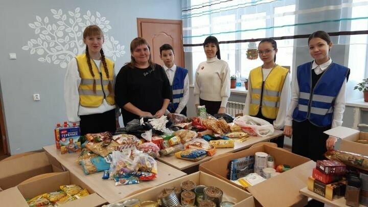 Актанышның Яңа Әлем мәктәбе укучылары махсус хәрби операциядәгеләргә ярдәм әзерләгән