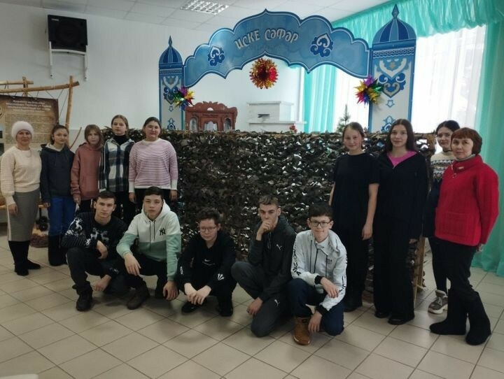 Актанышта авыл волонтерлары мәктәп укучылары белән маскировкалау челтәрләре үрә