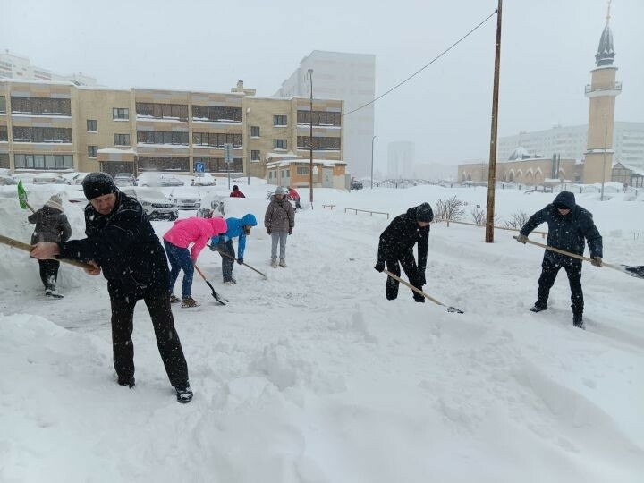 Алабуга халкы коммуналь хезмәтләргә кар чистартырга ярдәм итә