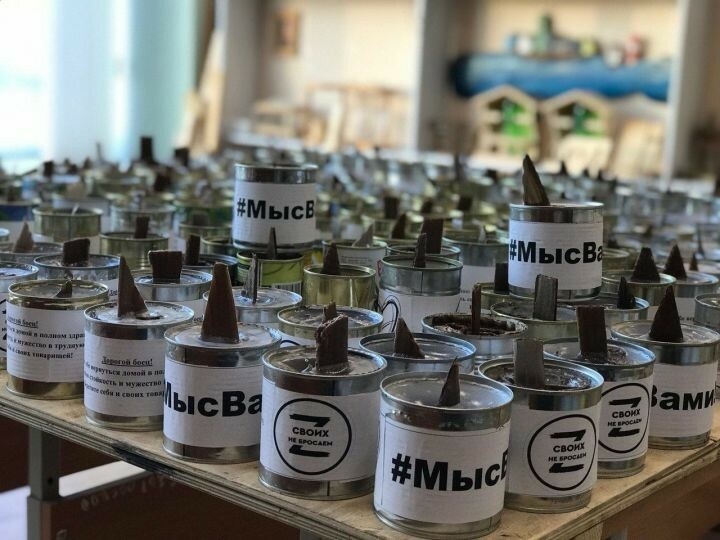 Иске Зәй яшьләр үзәгендә махсус хәрби операция зонасына җибәрү өчен окоп шәмнәре ясыйлар