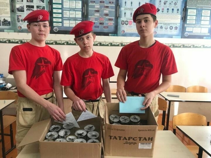 Зәйдә Сарсаз-Баграж мәктәбе укучылары хәрбиләргә окоп шәмнәре ясый һәм хатлар яза