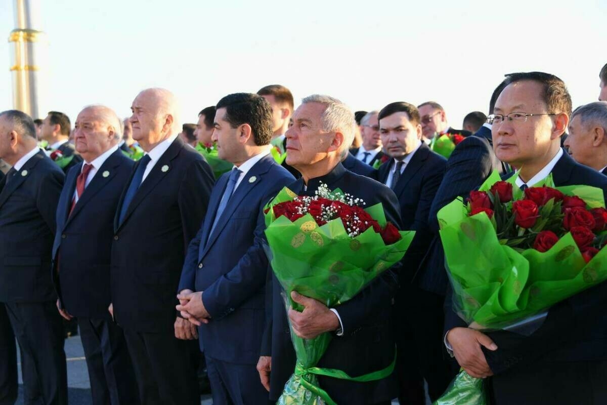 Рөстәм Миңнеханов Мәхтүмколый Фраги һәйкәленә чәчәкләр салу тантанасында катнашты