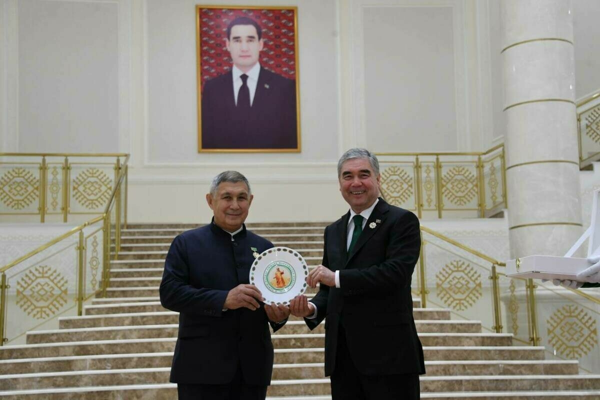 Рифкать Миңнеханов «Мәхтүмколый Фрагиның 300 еллыгына» юбилей медале белән бүләкләнде