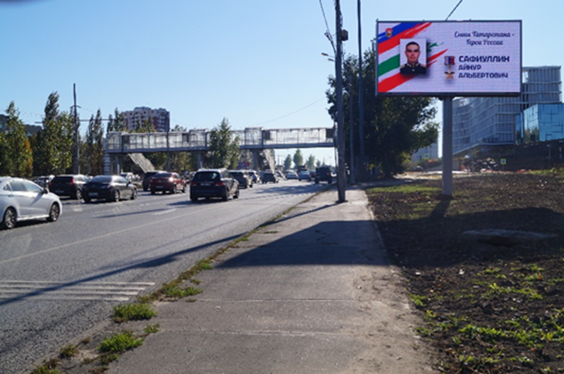 Казанда Татарстанда туып-үскән Россия Геройлары портретлары белән баннерлар куйдылар