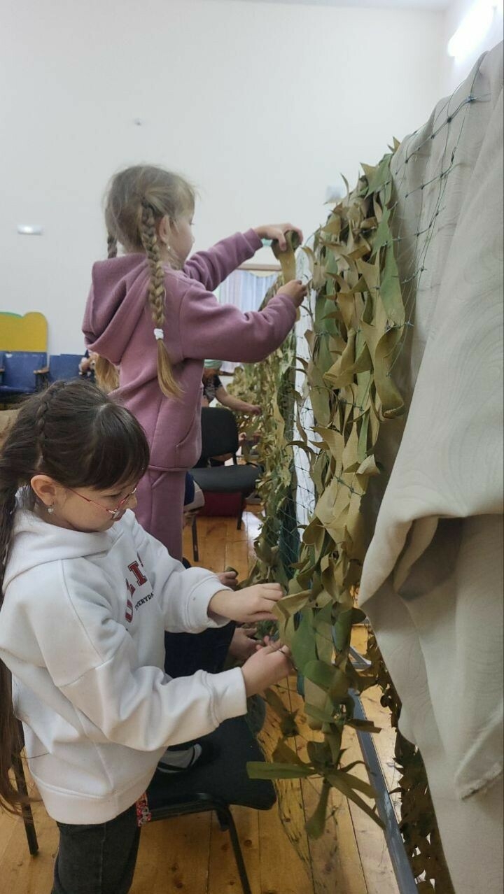 Балтачның Чапшар авылында хәрбиләр өчен маскировкалау челтәре үрүдә балалар да катнаша