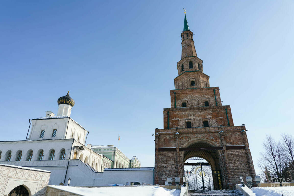 Сөембикә манарасында ярымайны реставрациялиләр һәм түбә капламасын алыштыралар