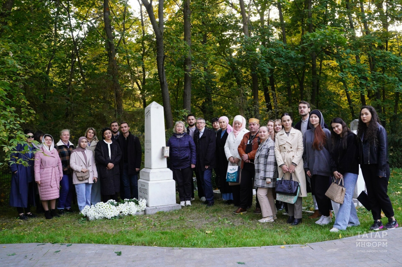 Татар җәмәгатьчелеге Һади Такташ каберенә чәчәкләр салды һәм аның рухына дога кылды