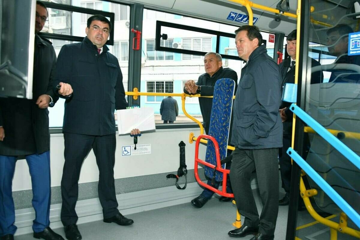 Рөстәм Миңнеханов Казанга тапшырылган 65 яңа автобусны карады