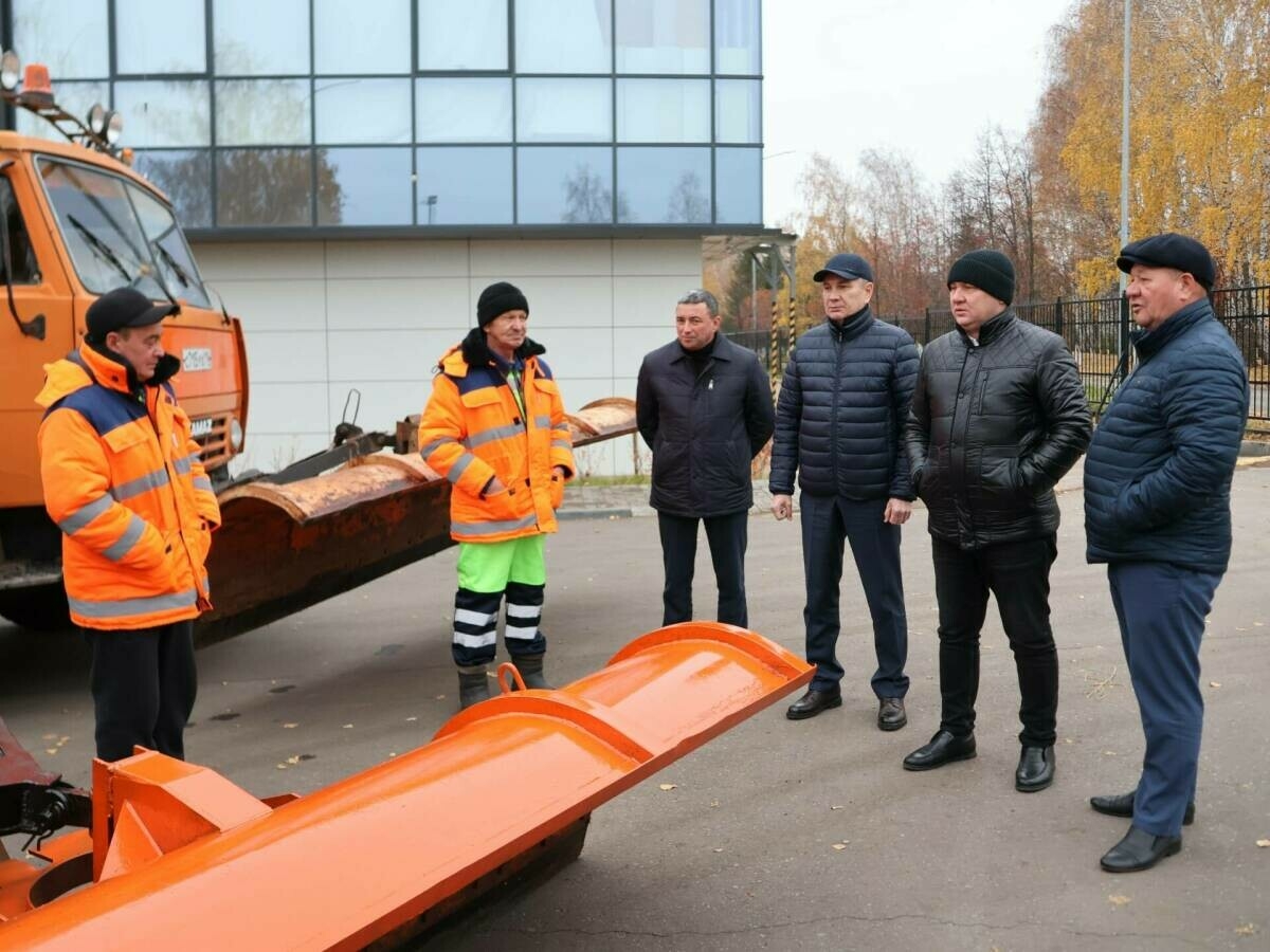 Актаныш башлыгы махсус операциядә катнашучылар гаиләләренә кар көрәгәндә булышырга кушты