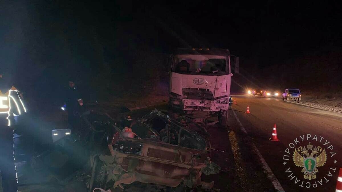 Татарстанда җиңел автомобиль йөк машинасы белән бәрелешкән, шофер һәм ике пассажир үлгән