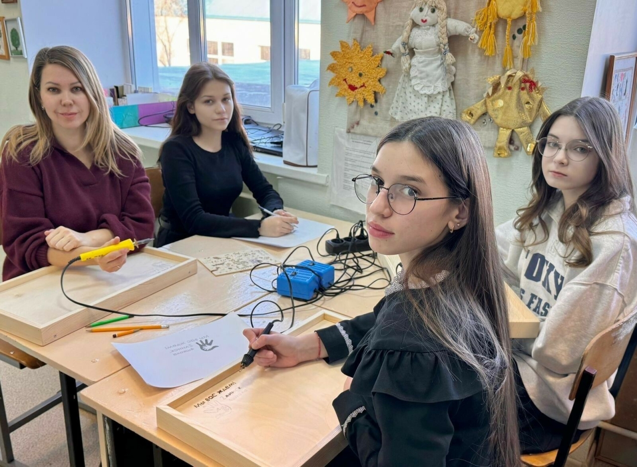 Зәй укучылары госпитальдәге хәрбиләргә әзерләнә торган өстәлләргә теләкләр яза