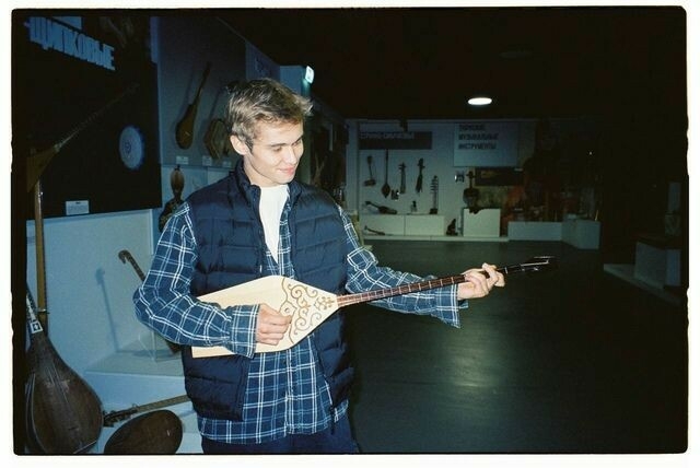 «Слово пацана»да уйнаган Рузил Минекаев Әлмәттә төрки музыка кораллары күргәзмәсен карады