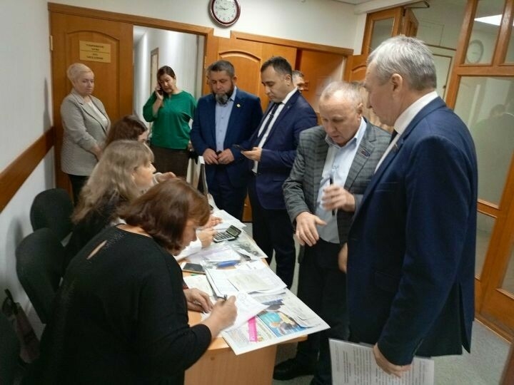 Зәйдә депутатлар, җитәкчеләр «Язылу бүләк ит!» акциясендә катнашты