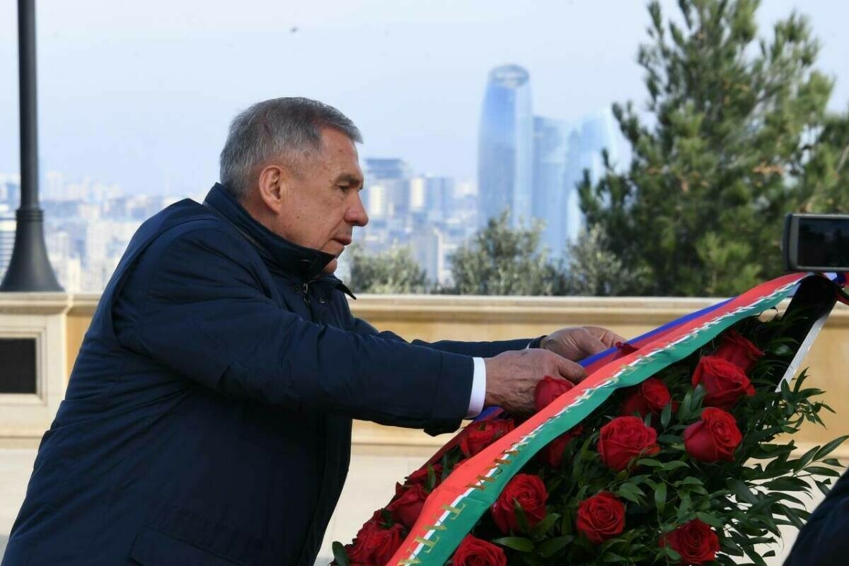 Рөстәм Миңнеханов Зарифа һәм Гейдар Алиевлар каберләренә чәчәкләр куйды