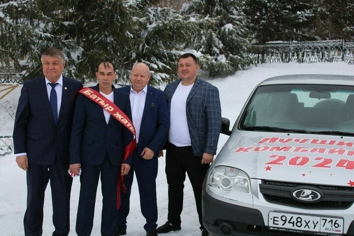 Яңа Чишмә районының иң яхшы комбайнчысына автомобиль тапшырылды