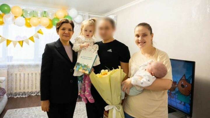 Әлмәттә хәрбиләрнең гаиләләрен сабыйлар тууы белән котладылар