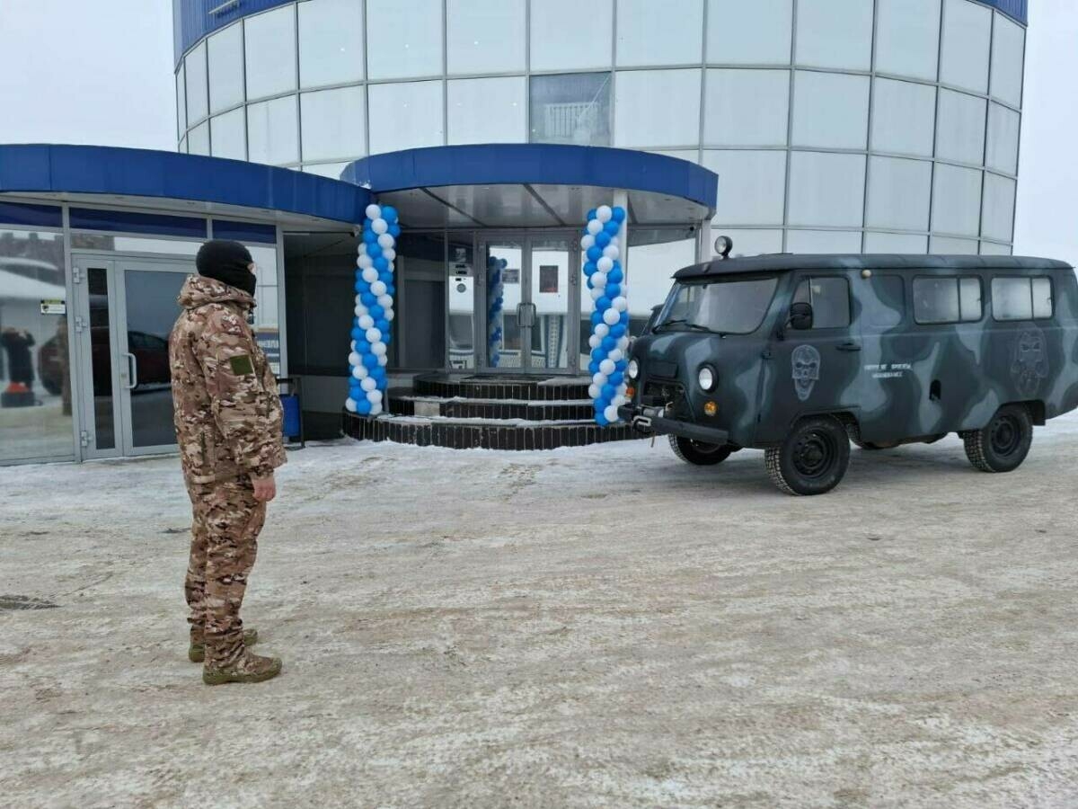 Яңа ел бүләге: Түбән Камадан хәрбигә шәхси составны йөртү өчен УАЗ машинасы тапшырдылар